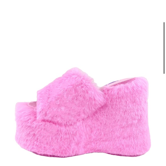 YRU Shoes - NWB YRU PINK GRAVITY 🌕
